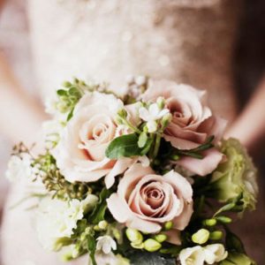RAMO DE NOVIA SEMI CLÁSICO EN ROSAS AMNESIA LICANTUS